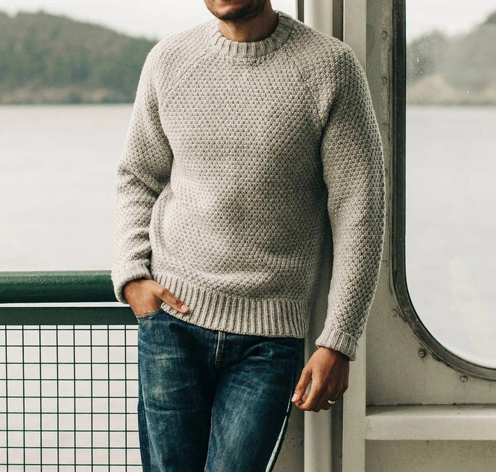 Winterlicher Herrenpullover mit Rundhals und Strickstruktur