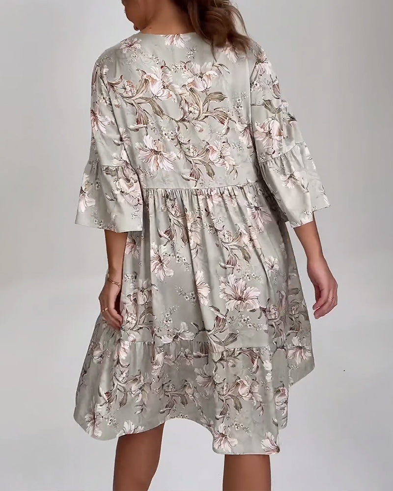 Blumenkleid mit Glockenärmeln und Farbvielfalt