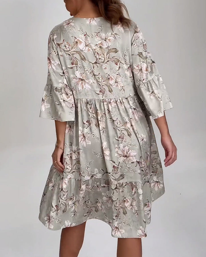 Blumenkleid mit Glockenärmeln und Farbvielfalt