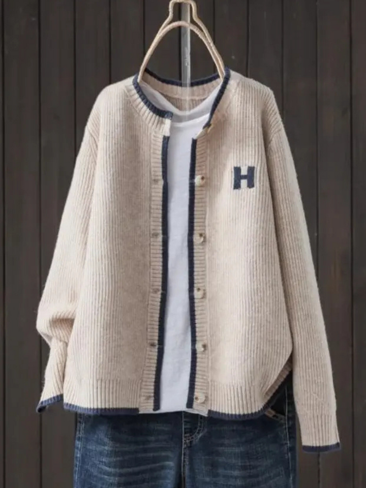 Clara | Klassischer Cardigan mit feiner Strickstruktur
