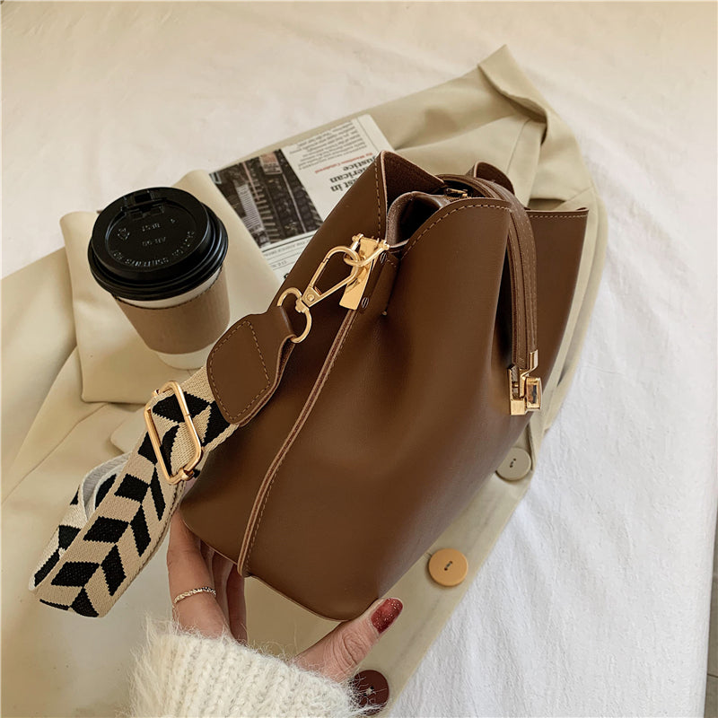 Carlotta Retro Eimertasche für Vintage-Looks mit modernem Flair