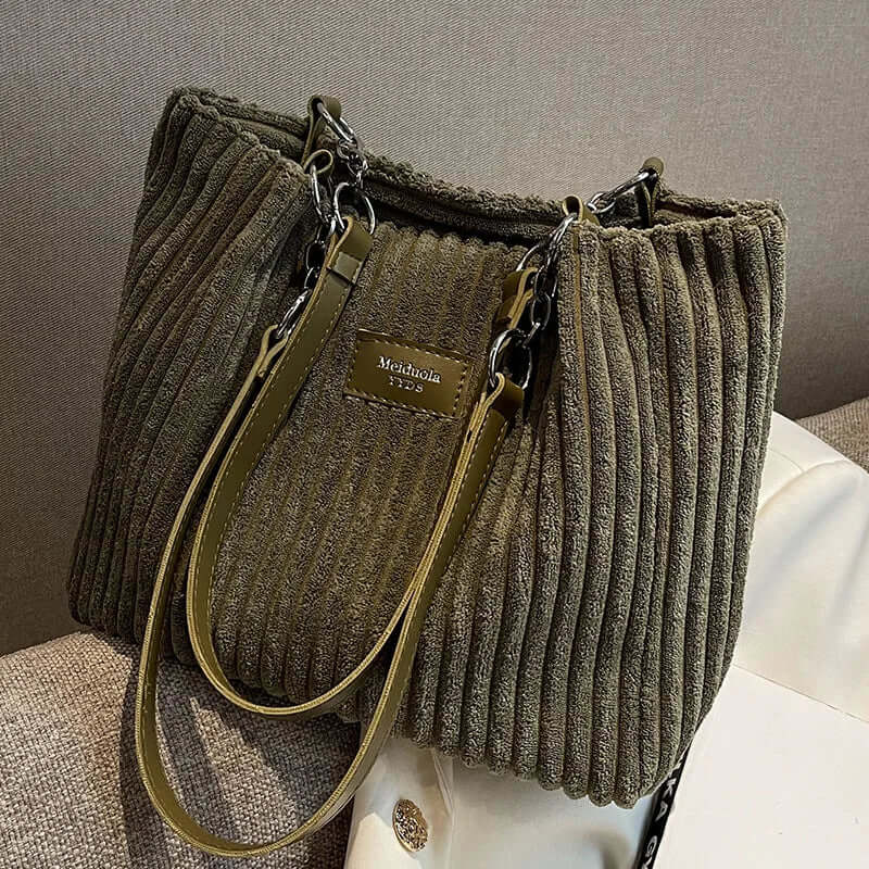Samt-Tasche mit Reißverschluss für stilvollen Komfort unterwegs