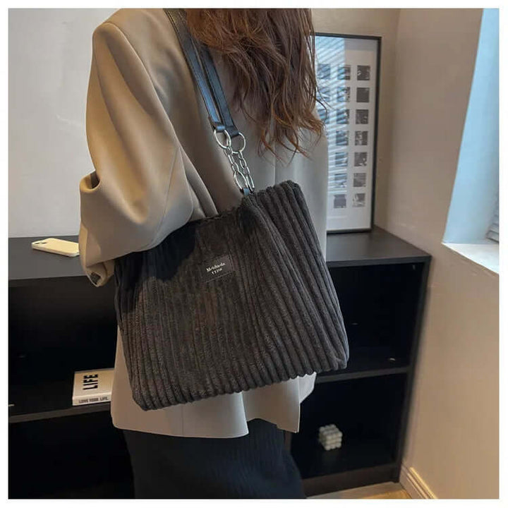 Samt-Tasche mit Reißverschluss für stilvollen Komfort unterwegs
