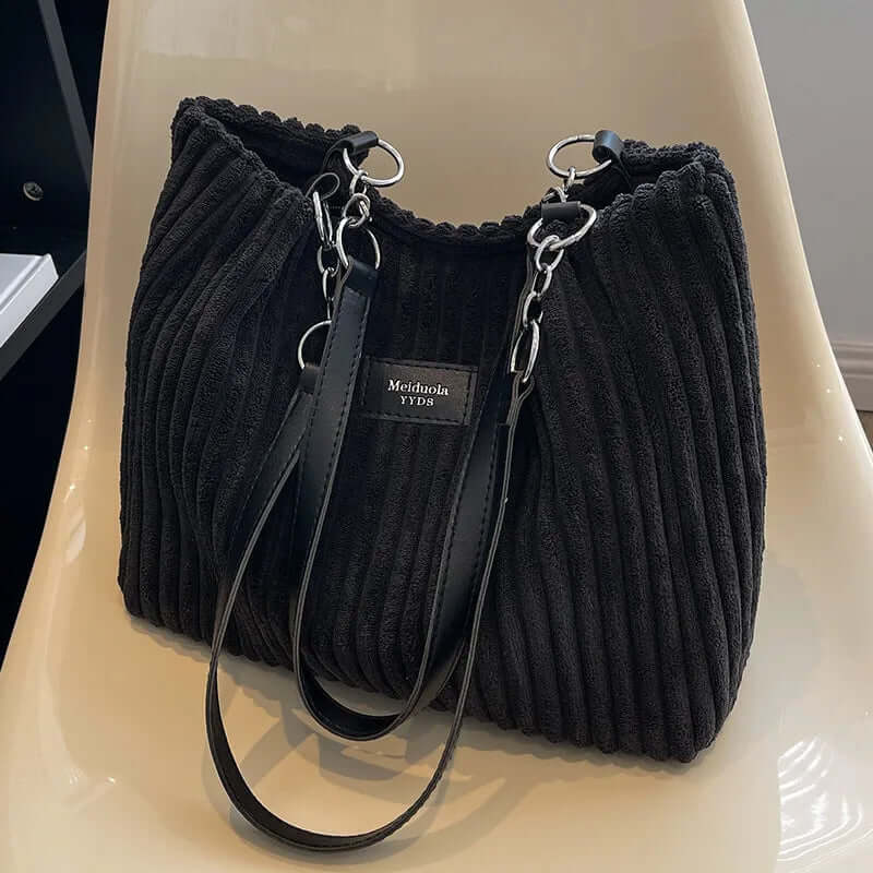 Samt-Tasche mit Reißverschluss für stilvollen Komfort unterwegs