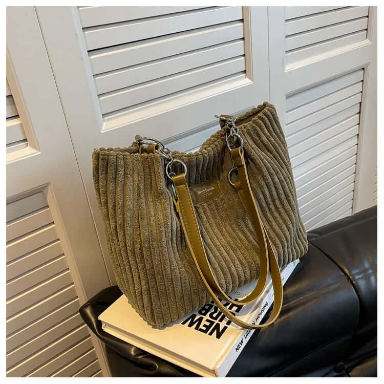 Samt-Tasche mit Reißverschluss für stilvollen Komfort unterwegs