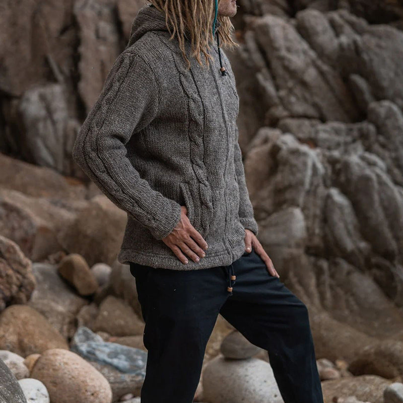 Arvid | Herrenstrickjacke mit Zopfmuster und Kapuze