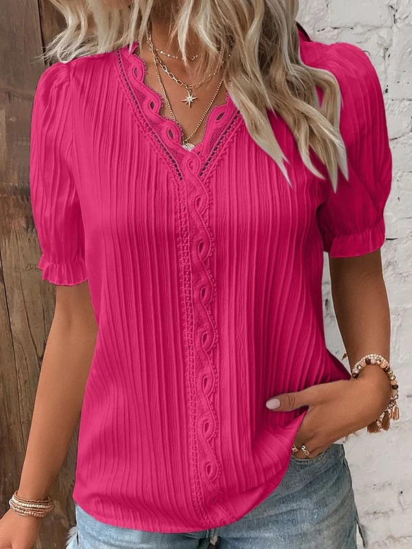 Elegantes monochromes Shirt mit V-Ausschnitt und Spitze