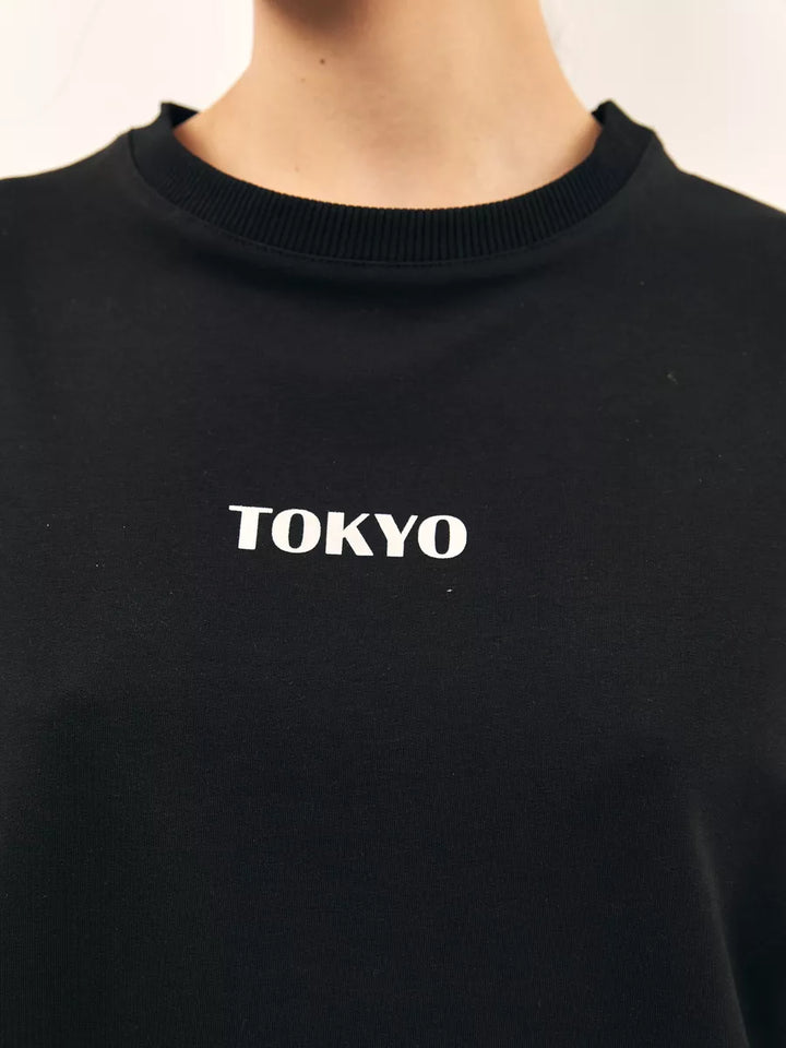 Lässiges Hemd aus bedruckter Baumwolle in Übergröße mit Tokio-Grafik