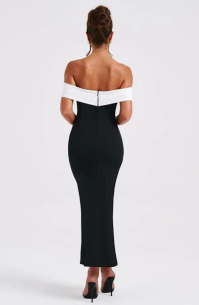 REBECCA | Schulterfreies, tailliertes Kleid