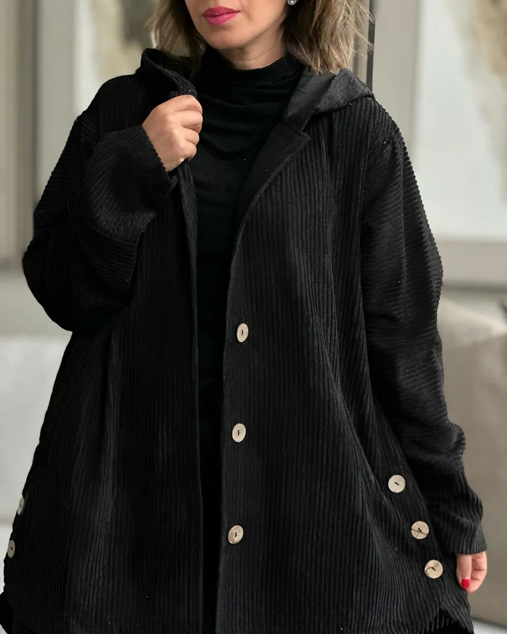 Gefütterte Kordjacke mit Kapuze für kalte Tage