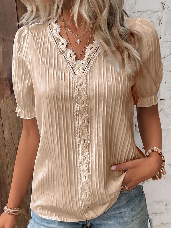 Elegantes monochromes Shirt mit V-Ausschnitt und Spitze