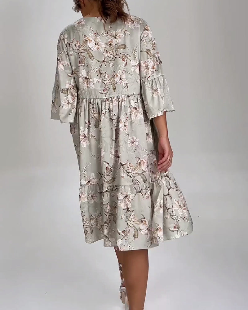Blumenkleid mit Glockenärmeln und Farbvielfalt