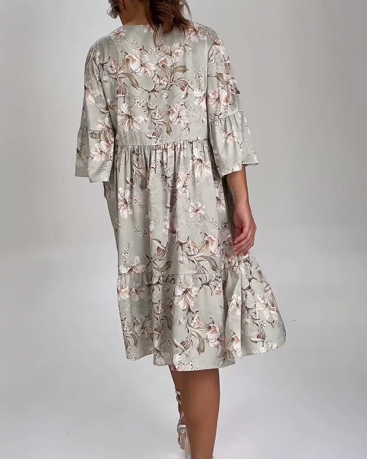 Blumenkleid mit Glockenärmeln und Farbvielfalt