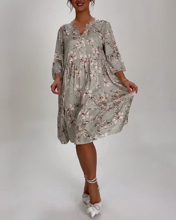 Blumenkleid mit Glockenärmeln und Farbvielfalt