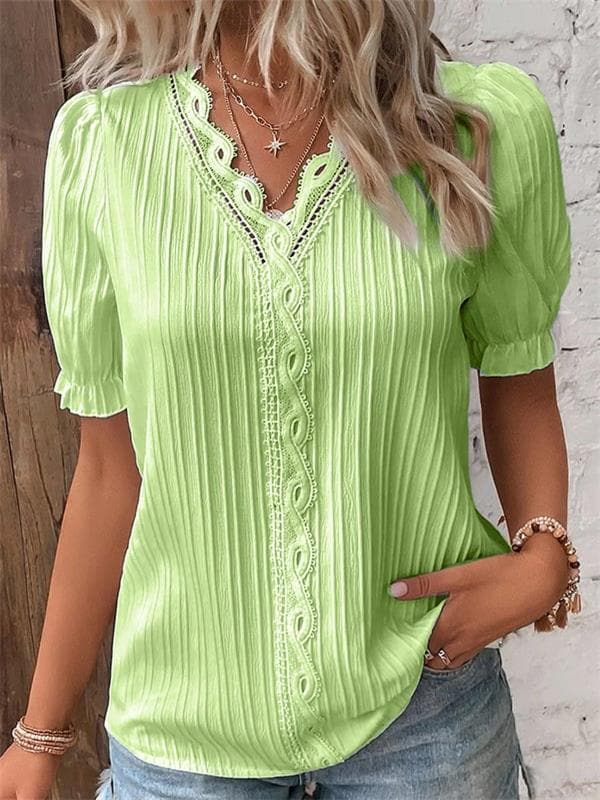 Elegantes monochromes Shirt mit V-Ausschnitt und Spitze