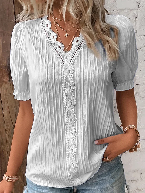 Elegantes monochromes Shirt mit V-Ausschnitt und Spitze