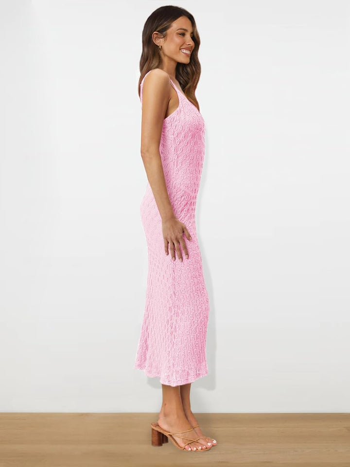 Das Sommerkleid aus leichtem Stoff für warme Tage