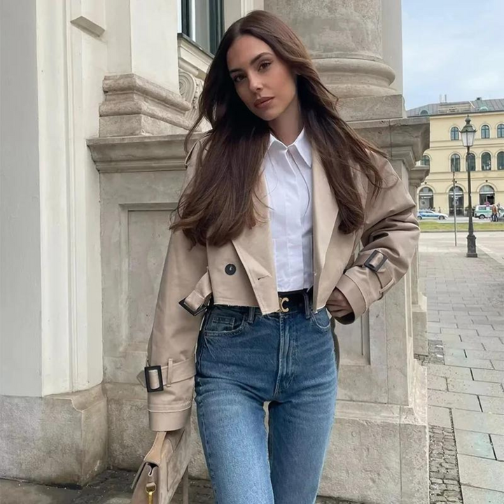 Aria | Kurzer Trenchcoat im modernen Designstil