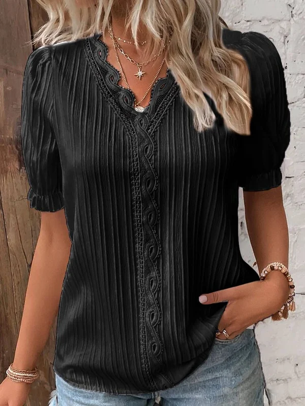 Elegantes monochromes Shirt mit V-Ausschnitt und Spitze