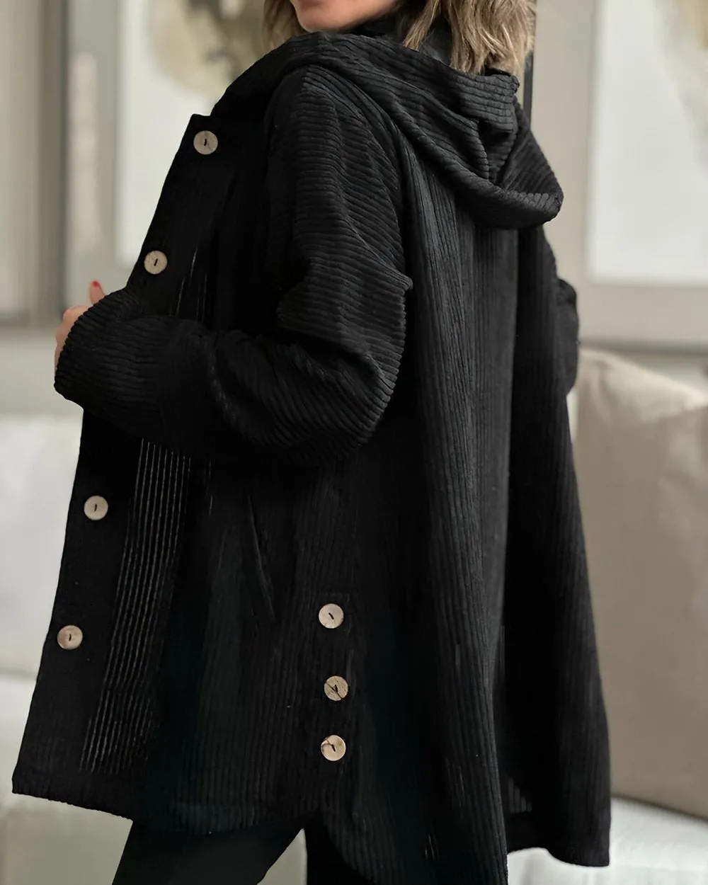 Gefütterte Kordjacke mit Kapuze für kalte Tage
