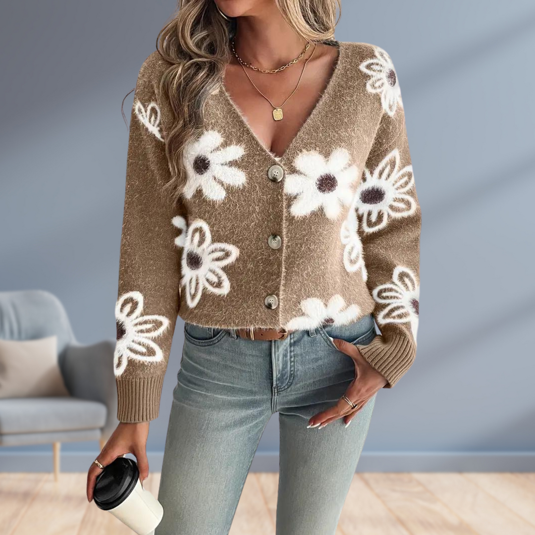 Daisy Dream | Warme Strickjacke mit Blumendetail
