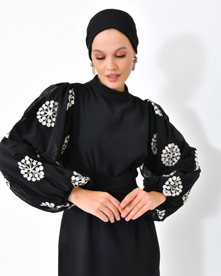 Elegantes Kleid mit Stickerei und Ballonärmeln