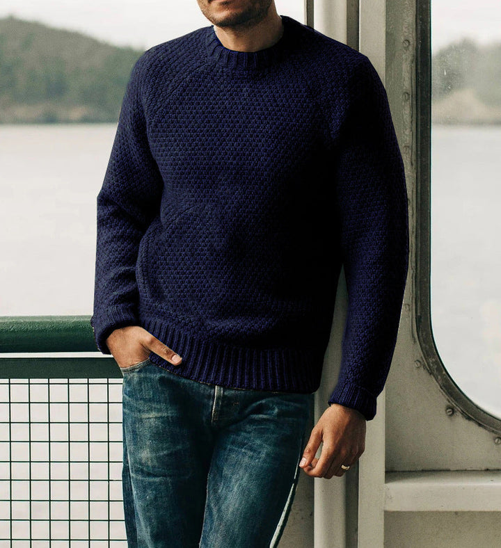 Winterlicher Herrenpullover mit Rundhals und Strickstruktur