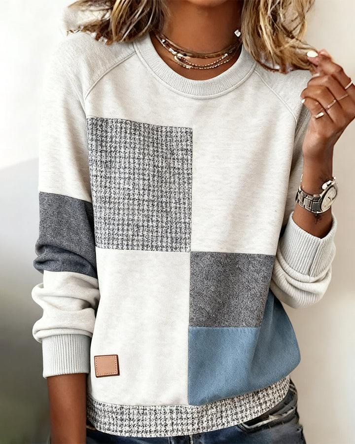 Julia | Casual Damen Pullover modern & farbig getragen
