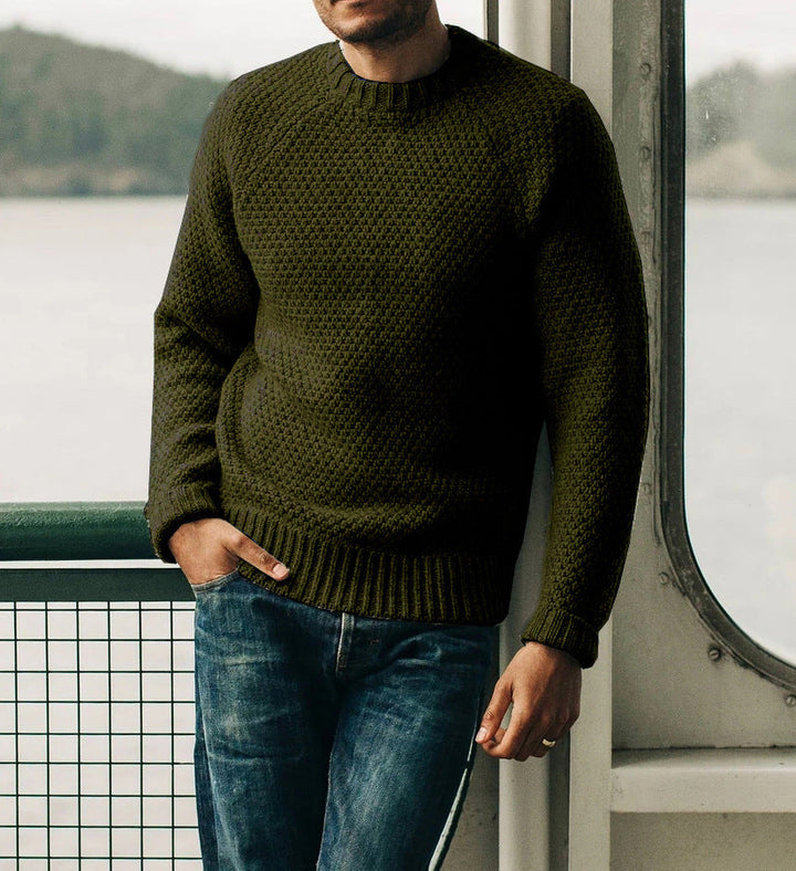 Winterlicher Herrenpullover mit Rundhals und Strickstruktur