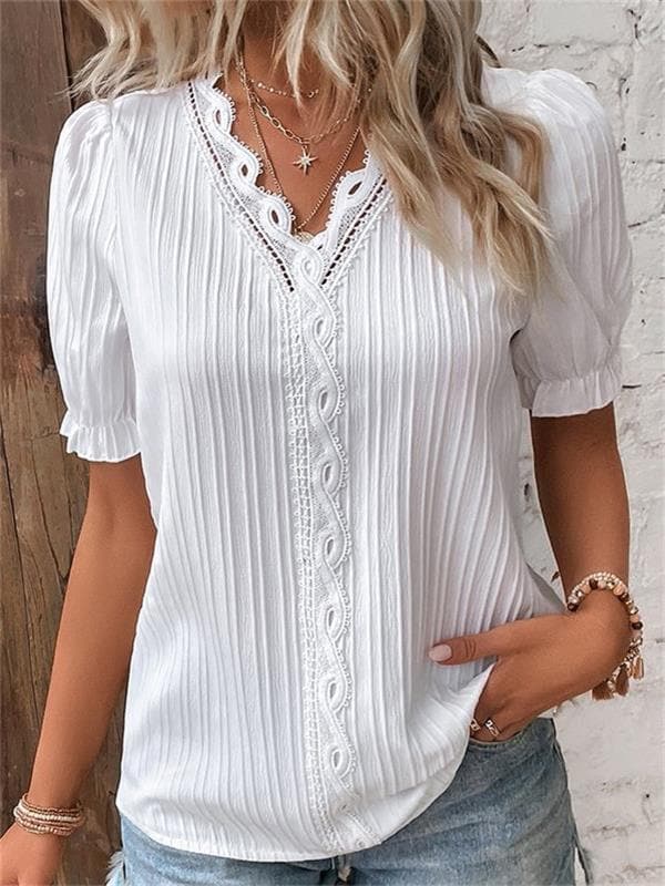 Elegantes monochromes Shirt mit V-Ausschnitt und Spitze