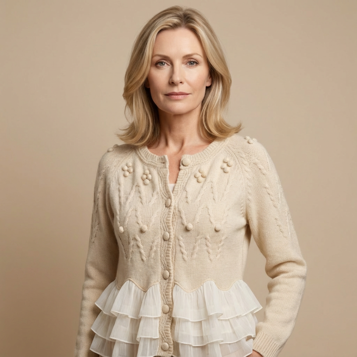 Paula | Elegante Damen Strickjacke mit feinem Volant