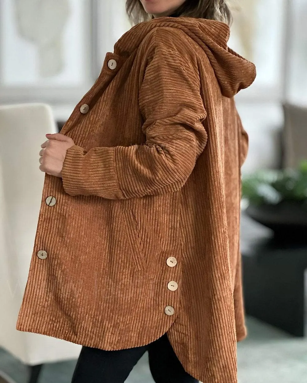 Gefütterte Kordjacke mit Kapuze für kalte Tage