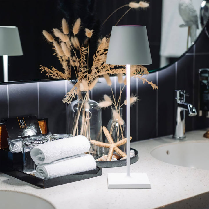 Verstellbare hohe Tischlampe für stilvolle Beleuchtung