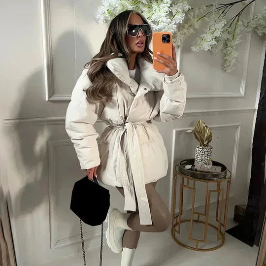 Mara Elegante wattierte Jacke mit Kapuze