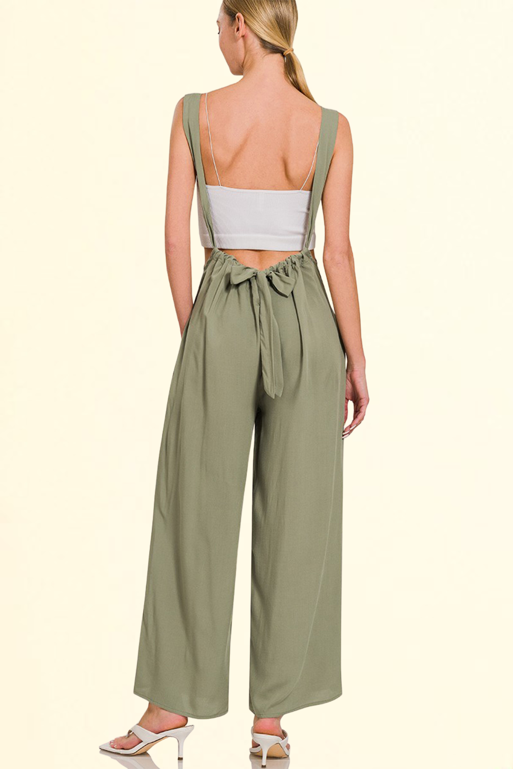 Olivegrüne Latzhose mit weitem Bein & Taschen