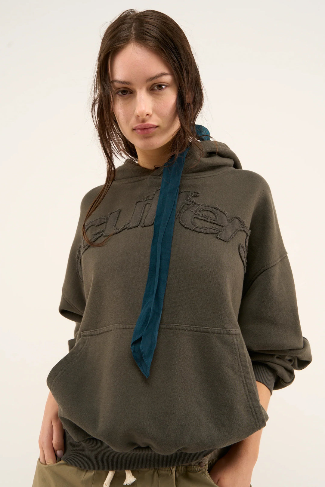 Leonie | Moderner Raw Worldwide Hoodie für Damen
