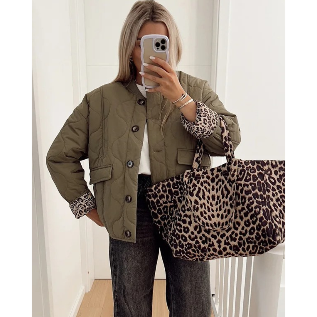 Damenjacke mit Leopardenfutter und Kapuze