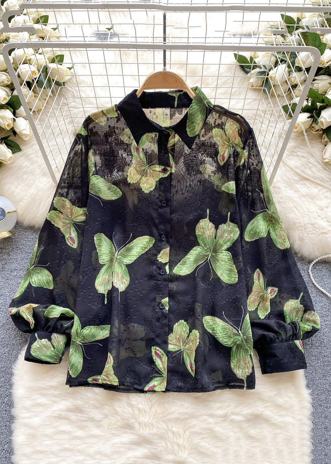 French Green | Chiffon-Hemd mit Blumenknöpfen