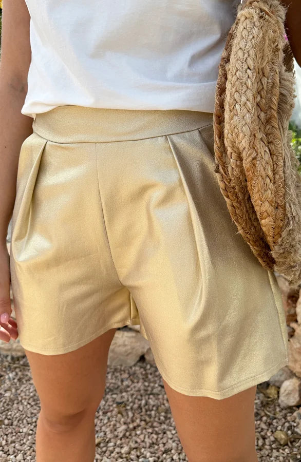 Tina | Goldene Shorts für heiße Sommertage