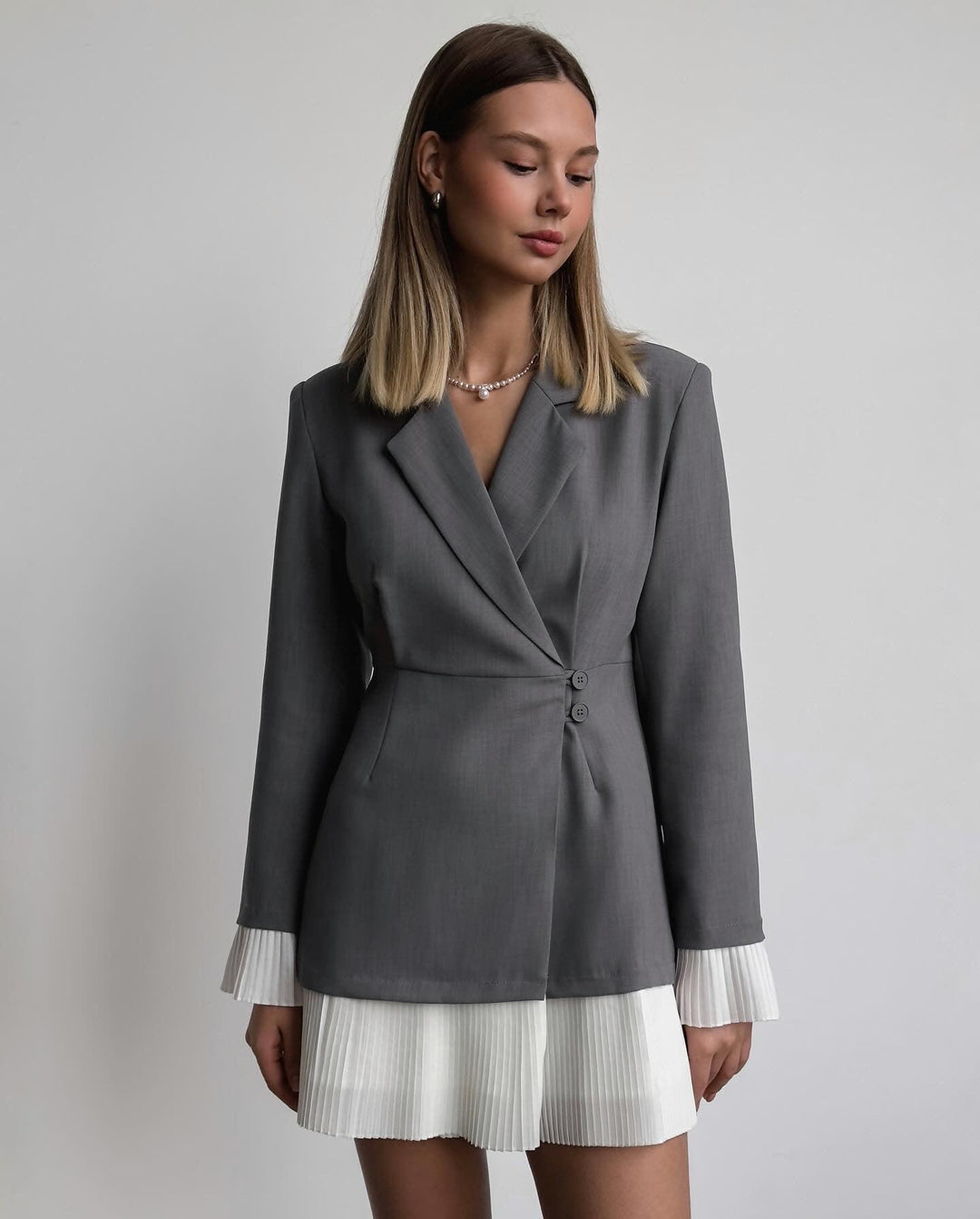 Elegantes Blazerkleid mit tailliertem Schnitt und stilvollem Faltenrock
