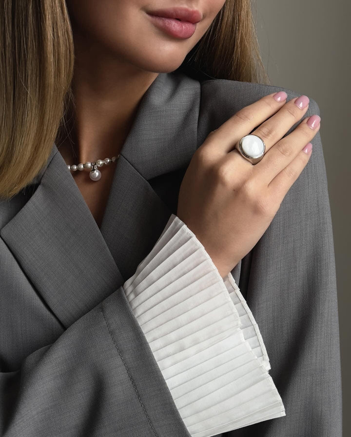 Elegantes Blazerkleid mit tailliertem Schnitt und stilvollem Faltenrock
