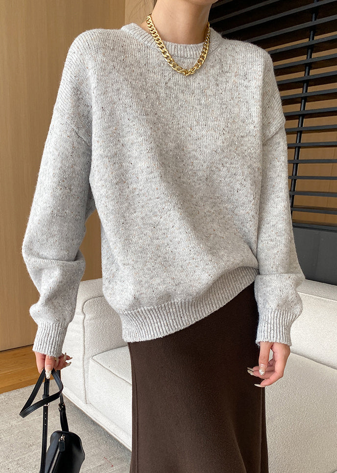Hellgrauer Strickpullover mit O-Ausschnitt & Stil