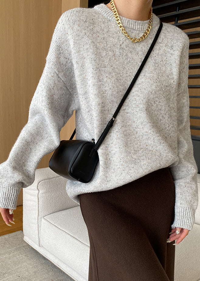 Hellgrauer Strickpullover mit O-Ausschnitt & Stil