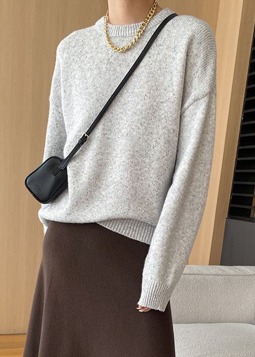 Hellgrauer Strickpullover mit O-Ausschnitt & Stil