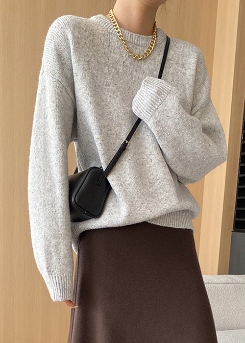 Hellgrauer Strickpullover mit O-Ausschnitt & Stil