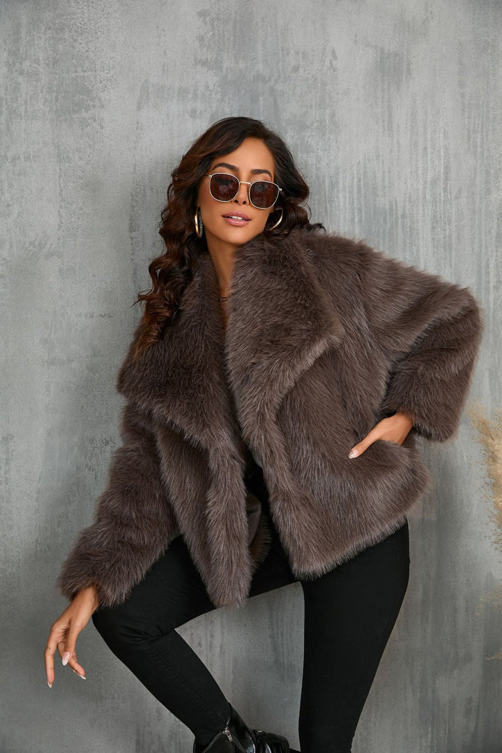 Kuschelige Kunstfelljacke in Taupe mit Kapuze