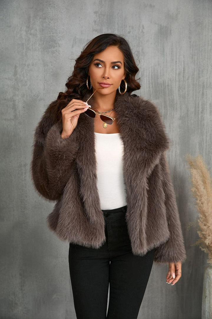 Kuschelige Kunstfelljacke in Taupe mit Kapuze