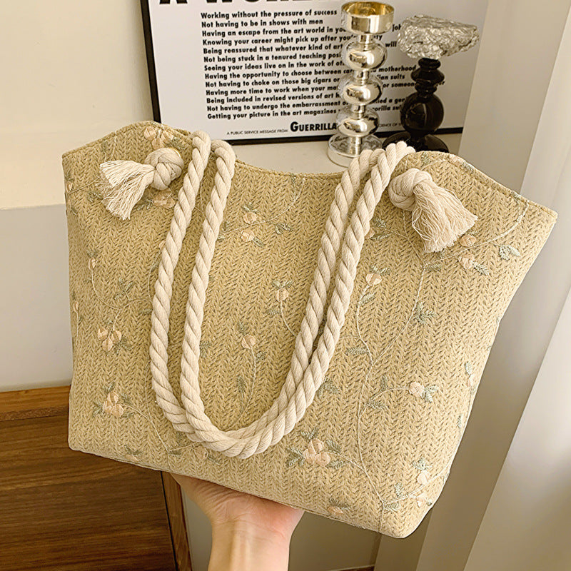 Umhängetasche aus Leder mit floralen Mustern