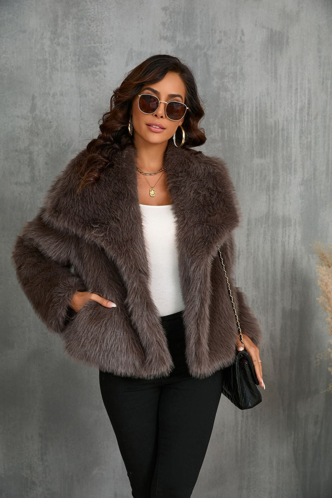 Kuschelige Kunstfelljacke in Taupe mit Kapuze
