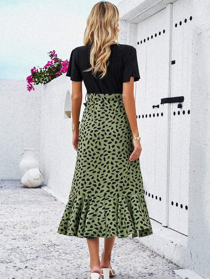 Elegantes Midikleid mit umgeschlagenem V-Ausschnitt